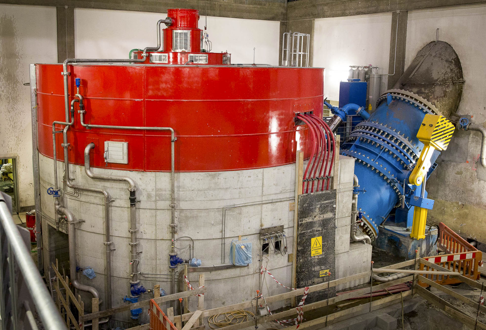 Turbina e condotta Centrale idroelettrica di Quart produzione energia completamente Verde